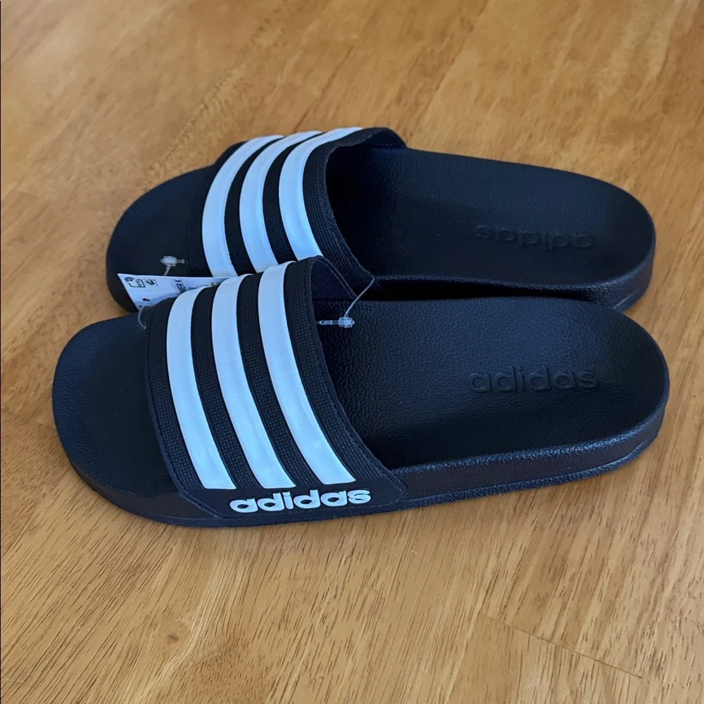 🎁 NWT Adidas Adillete Black and White Slides Sandals Shoes 4 Unisex Boy Girl